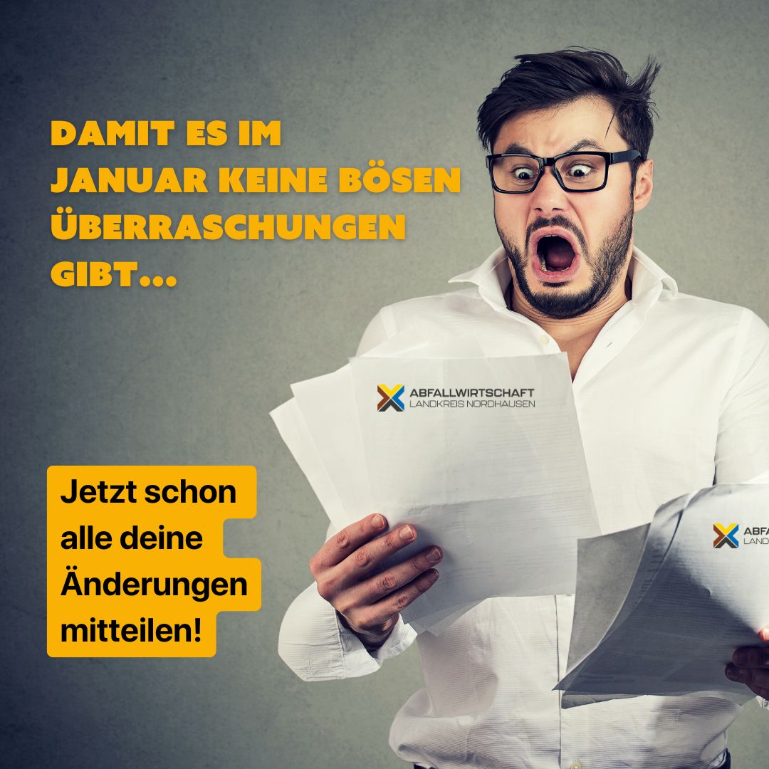 Mann schaut erschrocken auf ein Blatt Papier